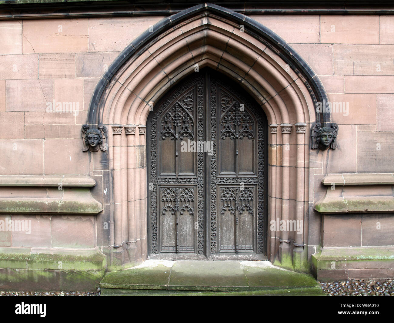 Alte hölzerne Türen an die Ruinen der Kathedrale von Coventry, Coventry, West Midlands, England, Großbritannien, im Zweiten Weltkrieg zerstört 2. Stockfoto