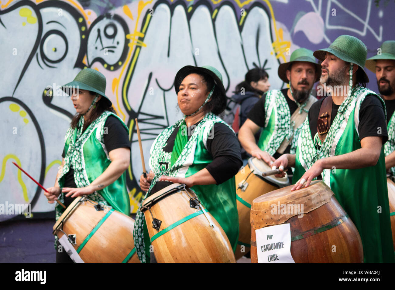 Grupo de Personas tocando Candombe en El Rio de la Plata Stockfoto