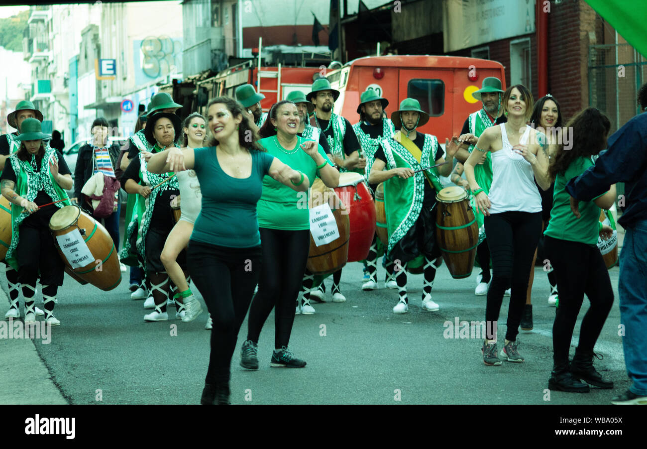 Grupo de Personas bailando Candombe en las Calles de Buenos Aires Stockfoto