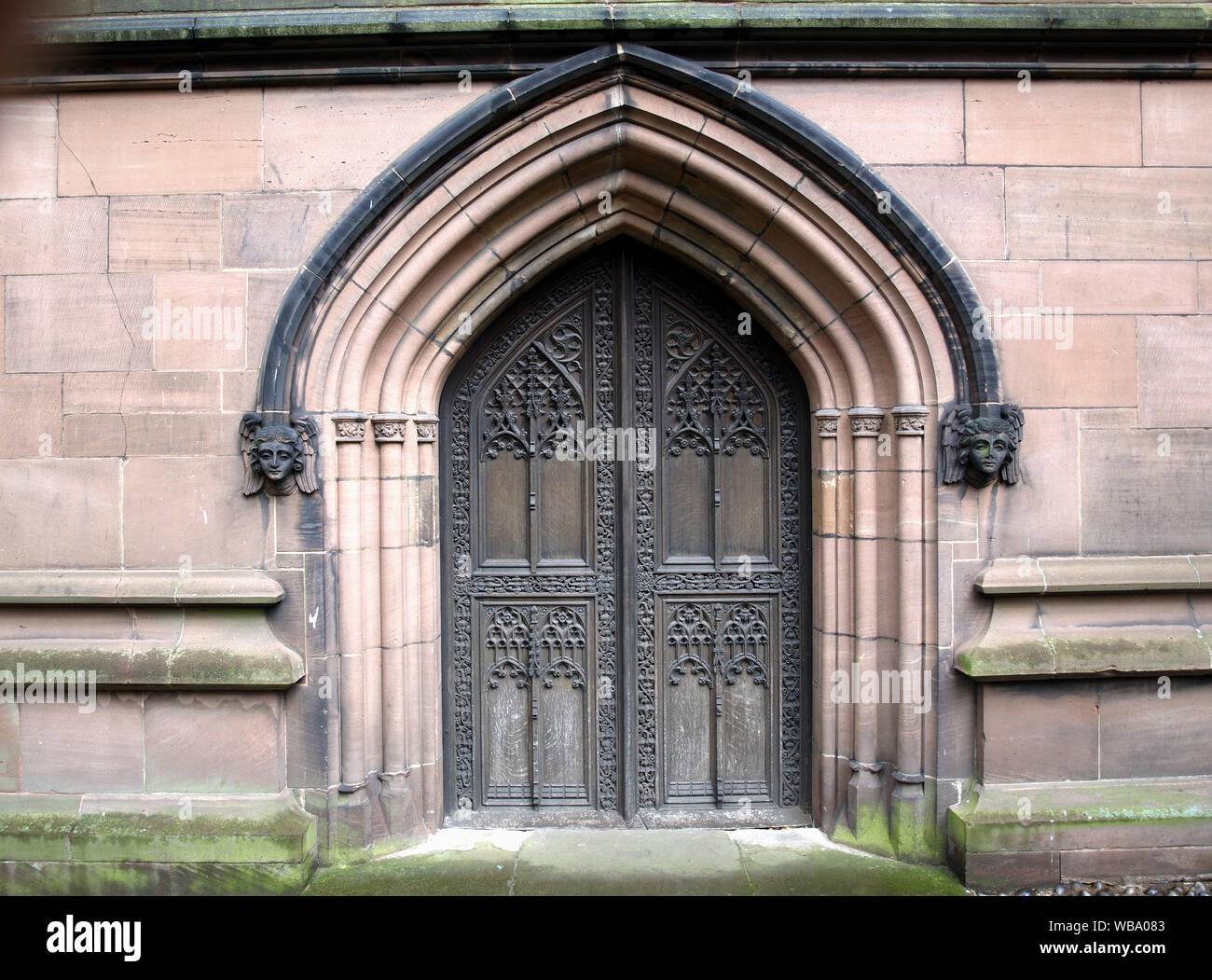Alte hölzerne Türen an die Ruinen der Kathedrale von Coventry, Coventry, West Midlands, England, Großbritannien, im Zweiten Weltkrieg zerstört 2. Stockfoto