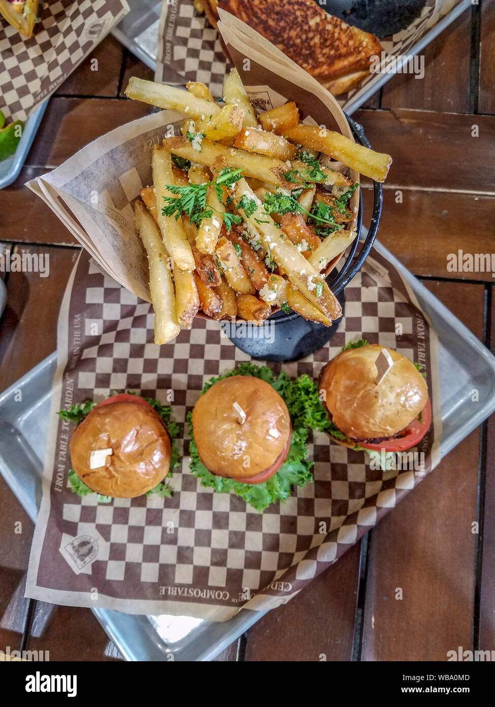 Schieberegler und Trüffel Pommes plus Bier Verkostung Zwillingsschwestern Brewing Co. Es ist in einem Rekonstruierten ware Haus am Rande eines Bellingham, WA, industrial district. Essen einschließlich ihrer Unterschrift Hamburger und lokal Bier reicht von einzigartigen (Erdbeere Zwickelbier mit echten Erdbeeren gemacht gebraut) auf ihre Bellingham Grün IPA. Stockfoto