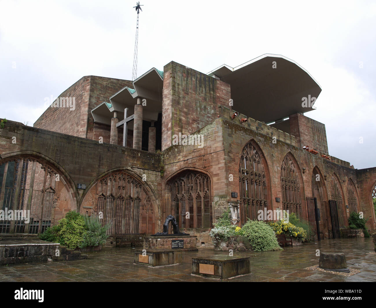 Die Ruinen der Kathedrale von Coventry, Coventry, West Midlands, England, Großbritannien, im Zweiten Weltkrieg zerstört, mit neuen Kathedrale im Hintergrund Stockfoto