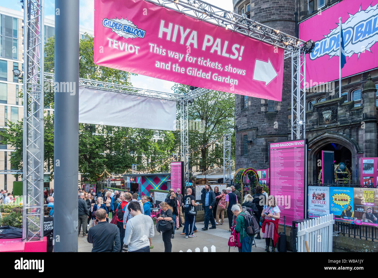 Besucher in Edinburgh Festival Fringe an den vergoldeten Ballon Teviot Schauplatz und die vergoldeten Garten. Poster für Shows und Fahrpläne und Terminpläne von show Stockfoto