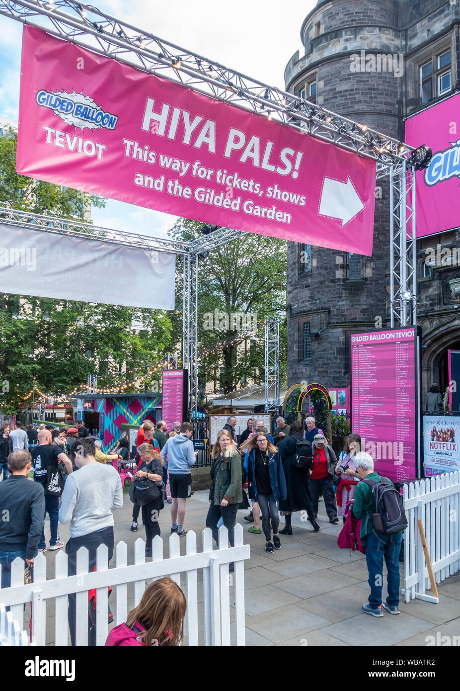 Besucher in Edinburgh Festival Fringe an den vergoldeten Ballon Teviot Schauplatz und die vergoldeten Garten. Poster für Shows und Fahrpläne und Terminpläne von show Stockfoto