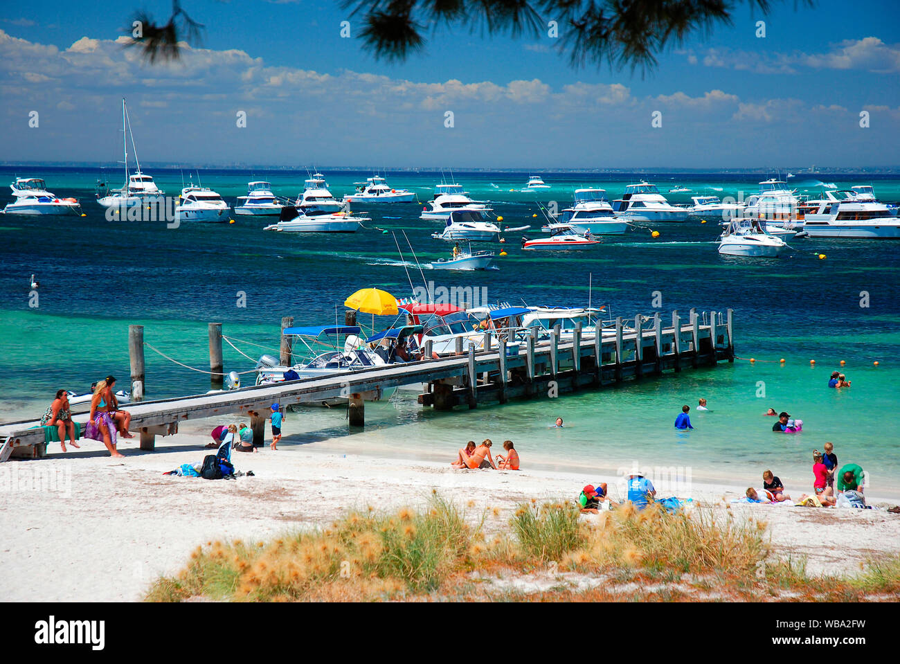 Strand mit Badesteg, Badegäste und günstig Sportboote. Rottnest Island, Western Australia Stockfoto