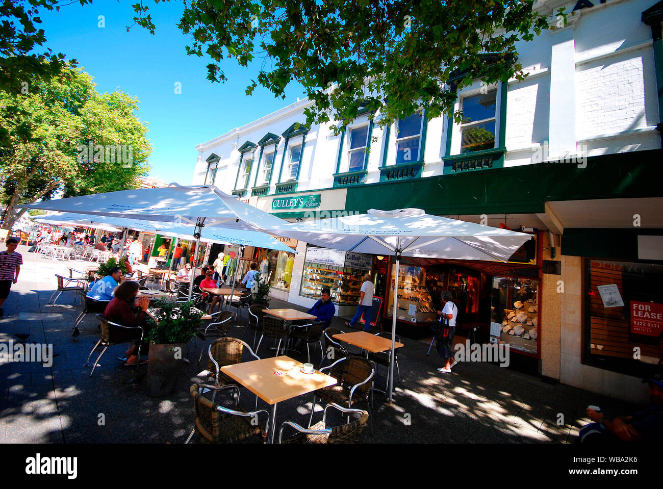 Fußgängerzone mit Cafés im Freien. In der Nähe von Perth, Fremantle, Western Australia Stockfoto