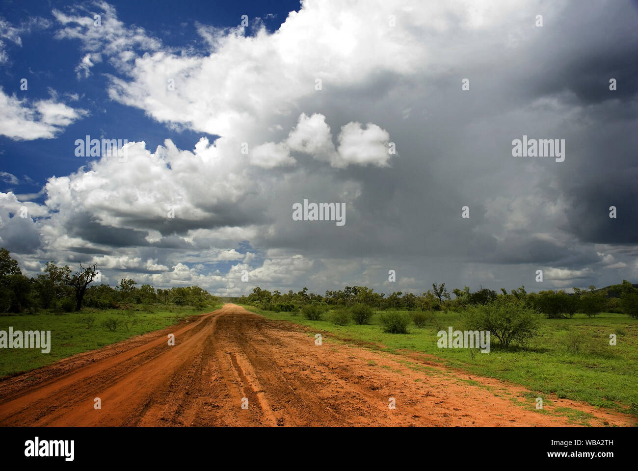 Nicht abgeschottete Straße, mit herannahenden Gewitter. Western Queensland, Australien Stockfoto