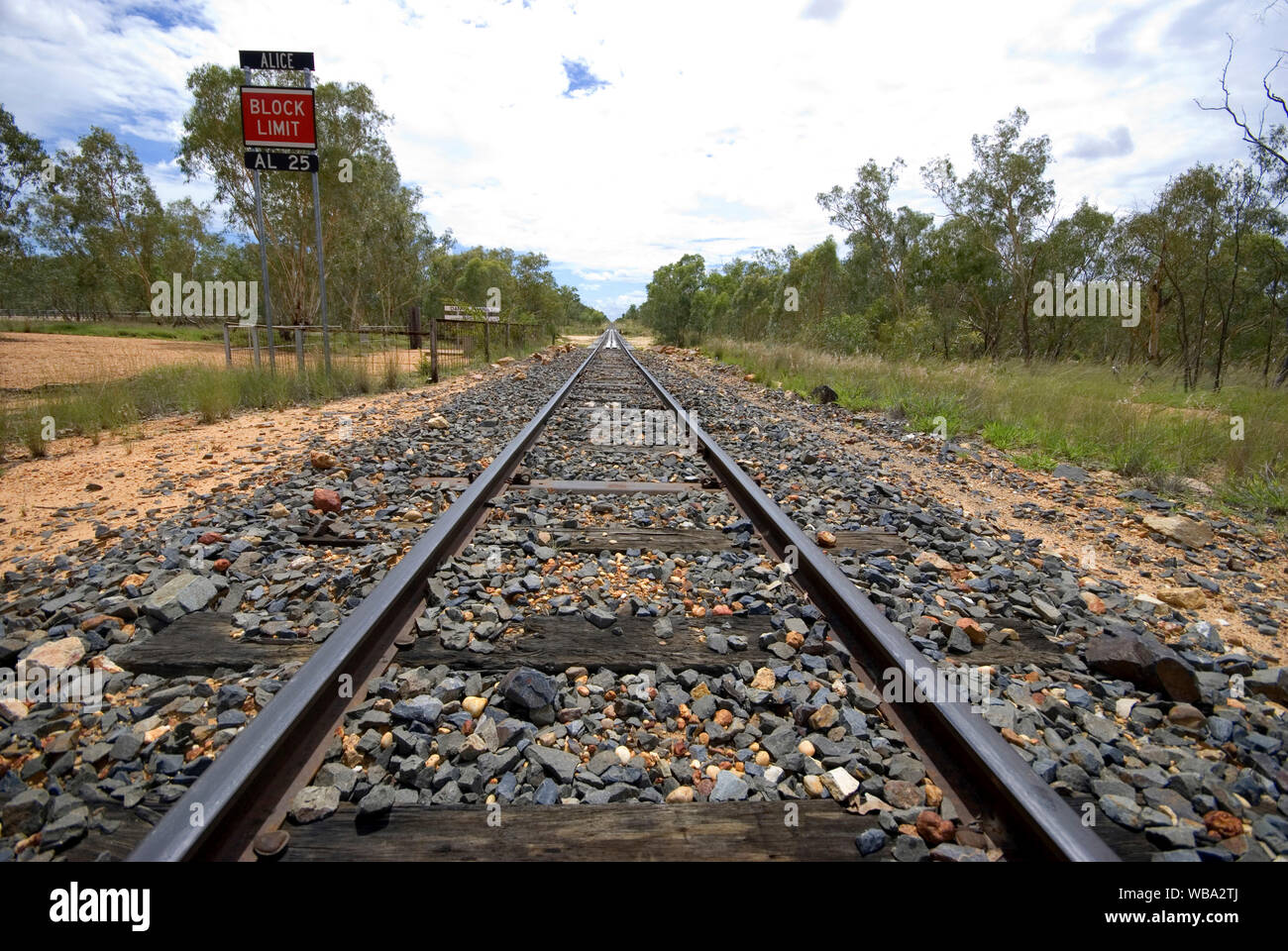 Zug in die Ferne konvergieren, Australien Stockfoto