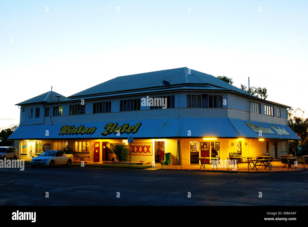 Das Winton Hotel bei Einbruch der Dunkelheit. Winton, westlichen Queensland, Australien Stockfoto