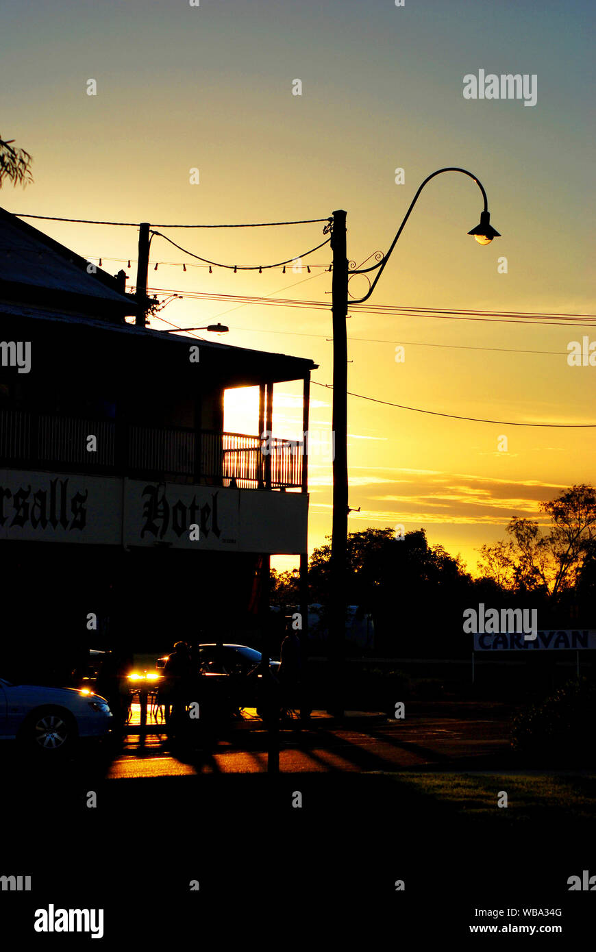 Straßenlaterne bei Sonnenuntergang. Winton, westlichen Queensland, Australien Stockfoto