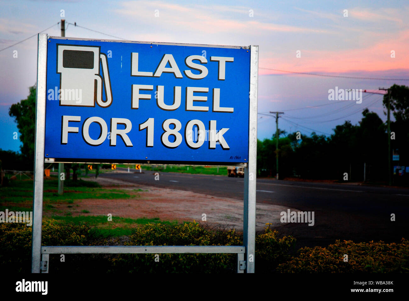 Schild Warnung der seltenen Tankstellen im Outback Australiens. Winton, westlichen Queensland, Australien Stockfoto