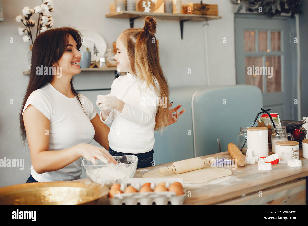 Familie in einer Küche. Schöne Mutter mit Tochter Stockfoto
