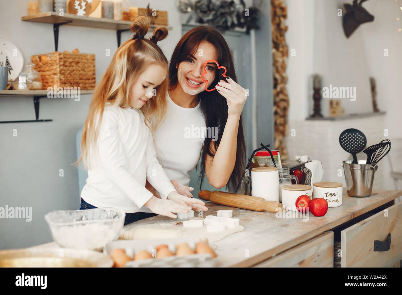 Familie in einer Küche. Schöne Mutter mit Tochter Stockfoto