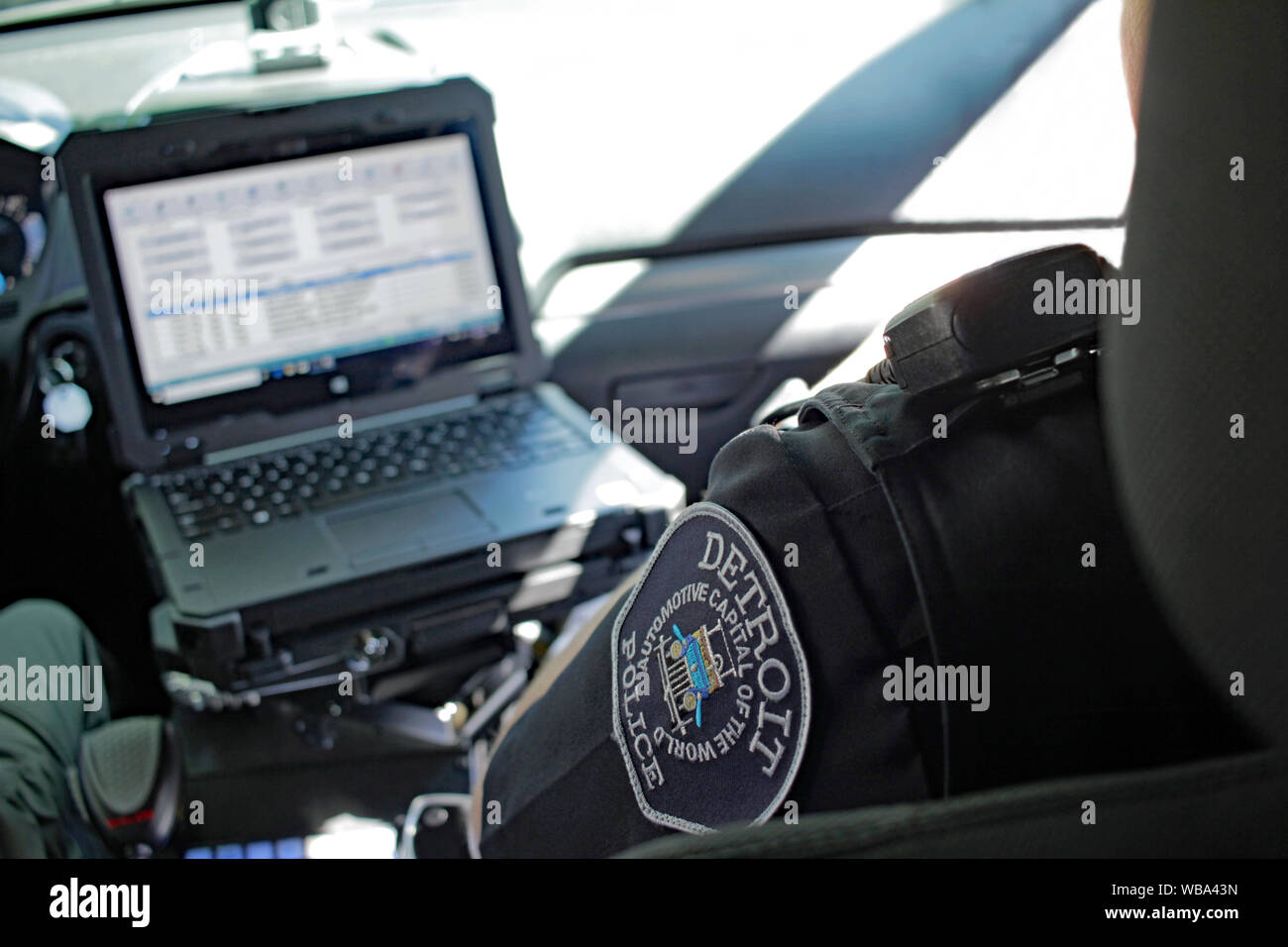 Detroit Polizeioffizier an einen Computer in einem Polizeiauto, Detroit, Michigan, USA Stockfoto