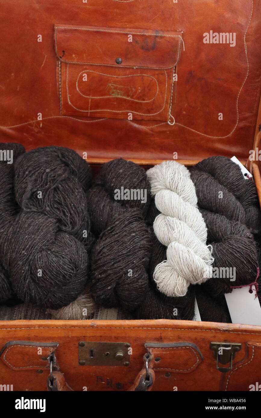 Natürliche braune und weisse Garn bereit für Reisen zum Handwerk zeigen. Stockfoto