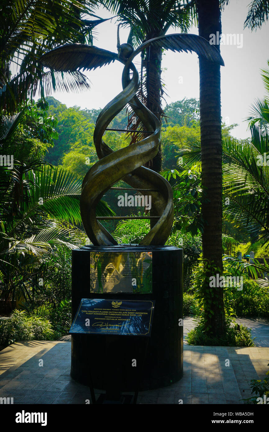 BOGOR, Indonesien - 21. August 2018 Ein palm Rohöl statue Denkmal in Bogor Botanical Garden in Indonesien Foto Stockfoto