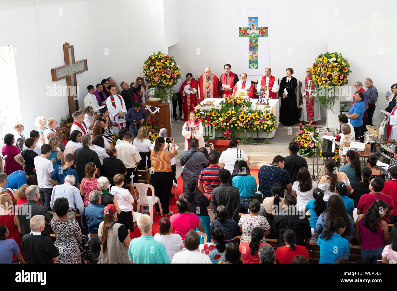 Einweihung des neuen Heiligtums Gebäude Auferstehung Lutherischen Kirche und Koordinierung der lutherischen Pastoren und Bischöfe in San Salvador, El Salvador. Legendäre lutherischer Bischof Medardo Gomez von El Salvador, ein Friedensnobelpreis nominierte, vorsteht. Stockfoto