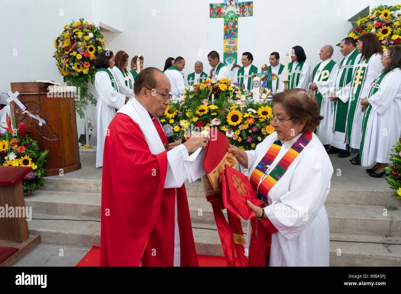 Weibliche lutherischen Klerus Mitglied ist als Bischof mit legendären Lutherischer Bischof Medardo Gomez von El Salvador Vorsitz bei der Auferstehung lutherischen Kirche in San Salvador geweiht. Gomez, ein Friedensnobelpreis nominierte, ist der Führer der Iglesia Luterana Salvadorena. Stockfoto