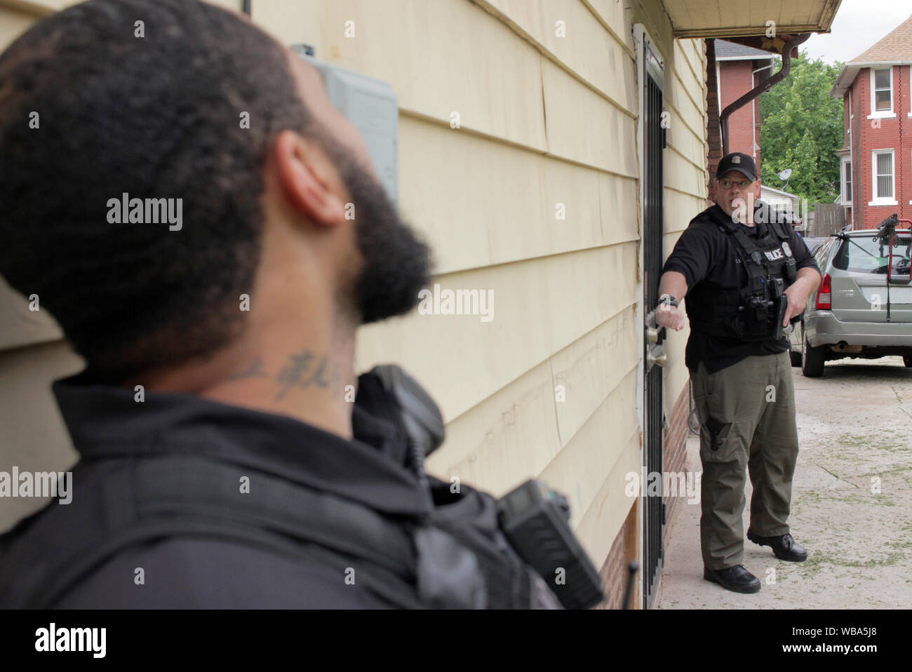 Detroit Special Ops Polizisten suchen nach einem wollte vermuten, Detroit, Michigan, USA Stockfoto