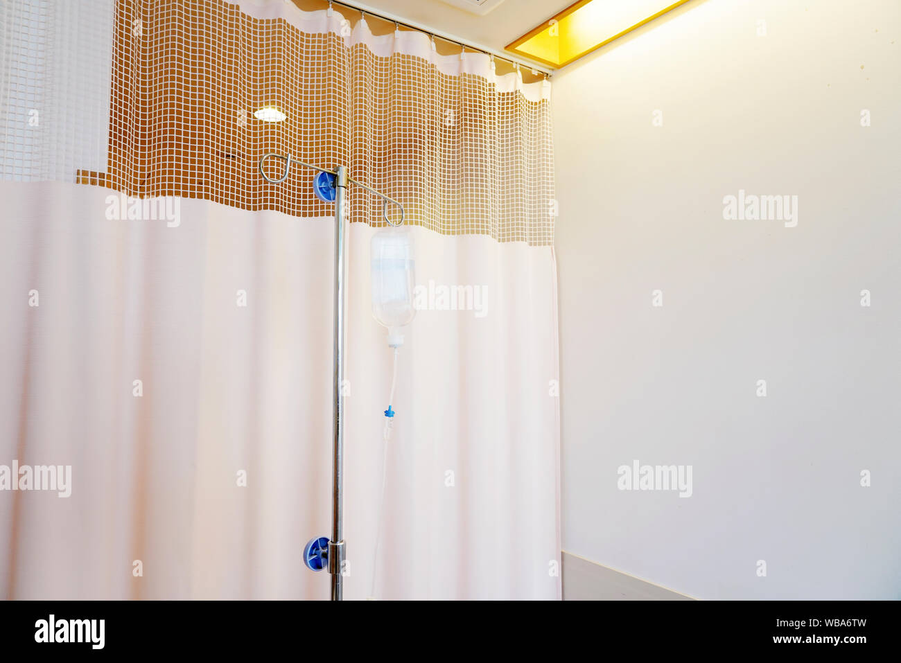 Infusion Infusion Kochsalzlösung Flasche medizinische im Patientenzimmer Stockfoto