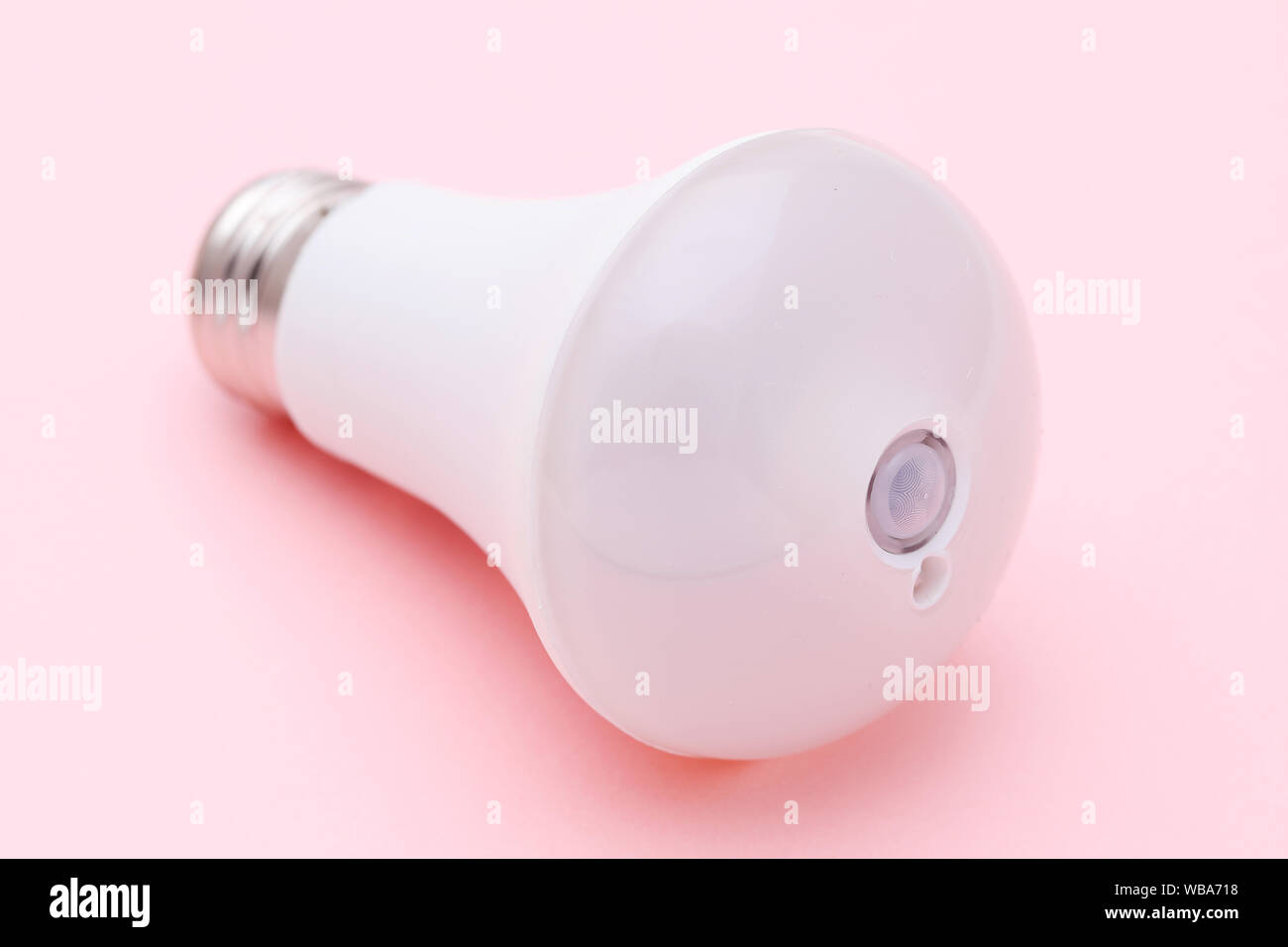 LED-Energiesparlampe auf rosa Hintergrund Stockfoto