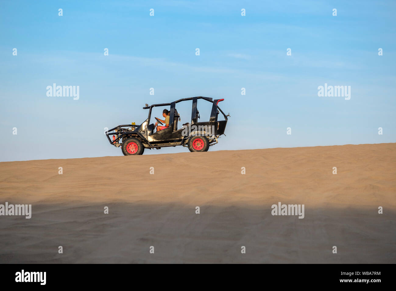 Dune Buggy mit Touristen, Huacachina Oase in der Wüste, Ica, Peru Stockfoto