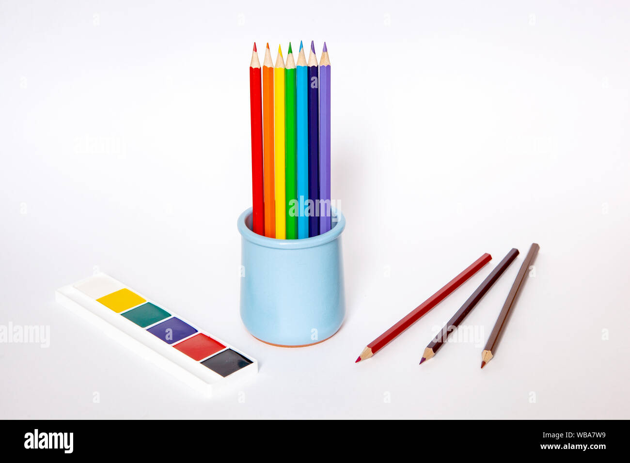 Bild mit Blau Vase mit Bleistift auf weißem Hintergrund Hintergrund für Web Design. Die Ausstattung der Schulen. Stockfoto