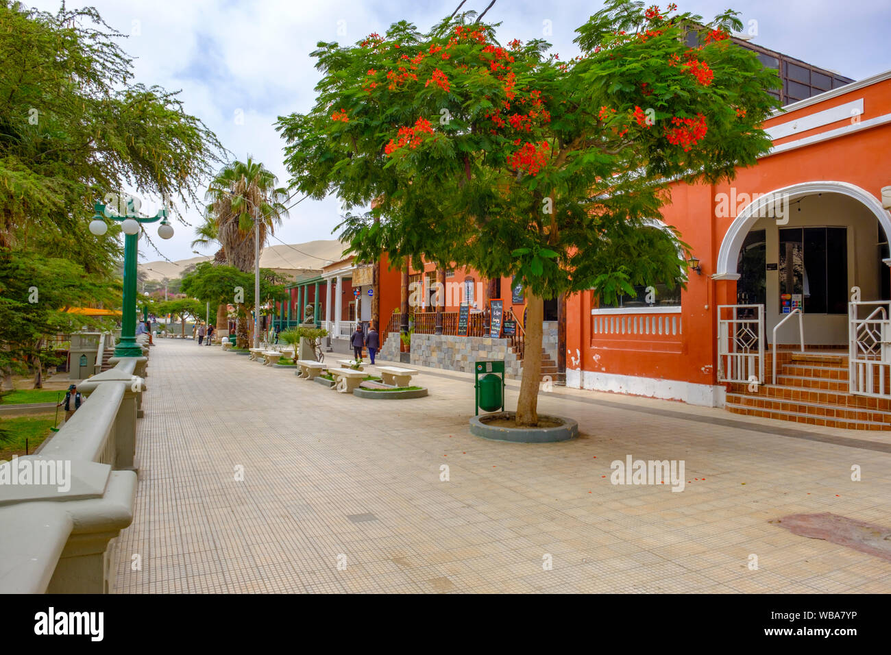 Promenade in Huacachina Oase in der Wüste, Ica, Peru Stockfoto