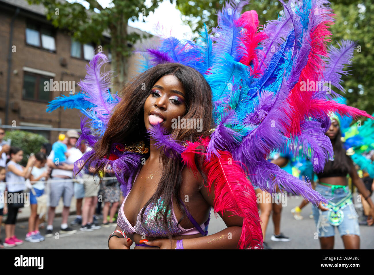 London, Großbritannien. 25 Aug, 2019. Ein Darsteller tragen ein buntes Kostüm während der Parade auf der Familie Tag der Notting Hill Carnival. Über 1 Millionen Menschen sind auf den Straßen von West London bei sengenden Temperaturen für die jährlichen zwei Tage Notting Hill Carnival erwartet. Credit: SOPA Images Limited/Alamy leben Nachrichten Stockfoto