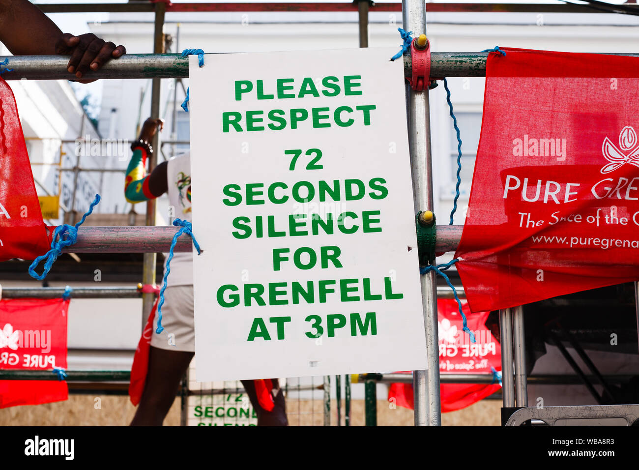 London, Großbritannien. 25 Aug, 2019. Ein Zeichen auf ein Karneval float, fordert die Erinnerung an die 2017 Grenfell Turm Feuer Katastrophe, bei der Eröffnung der 2019 Notting Hill Carnival. Bis zu eine Million Menschen werden erwartet, durch die Straßen von Notting Hill zu packen und den umliegenden Gebieten im Laufe der zweitägigen Veranstaltung. Die jährliche Feier des afro-karibischen Kultur nimmt jeder Platz August Bank Holiday Wochenende. Credit: SOPA Images Limited/Alamy leben Nachrichten Stockfoto