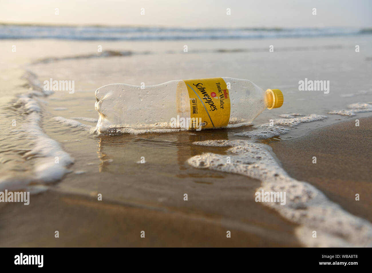 Durban, Südafrika, Kunststoff Umweltverschmutzung, einzelne Marke PET-Flasche an Strand, Lebensmittelverpackungen, Objekt, Nahaufnahme, Landschaft Stockfoto