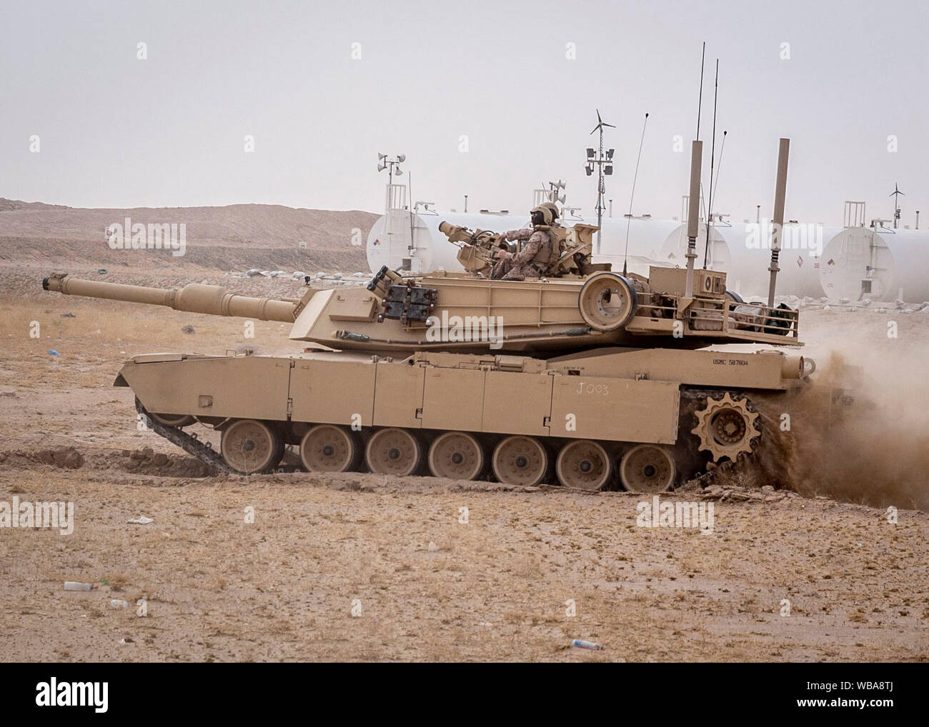 190814-M-ET 529-1019 CAMP BUEHRING, Kuwait (Aug. 14, 2019) Marines zu India Company, Bataillon Landung Team 3/5 zugewiesen, 11 Marine Expeditionary Unit (MEU), betreiben eine M1A1 Abrams Tank im Camp Buehring, Kuwait. Der Boxer Amphibious Ready Gruppe und 11 MEU sind in die USA 5 Flotte Bereich der Maßnahmen zur Unterstützung der Marine im Einsatz für die Stabilität und Sicherheit in der Region zu gewährleisten und verbindet das Mittelmeer und den Pazifischen Raum durch den Westlichen Indischen Ozean und drei strategischen Punkten ersticken. (U.S. Marine Corps Foto von Cpl. Israel Chincio/Freigegeben) Stockfoto