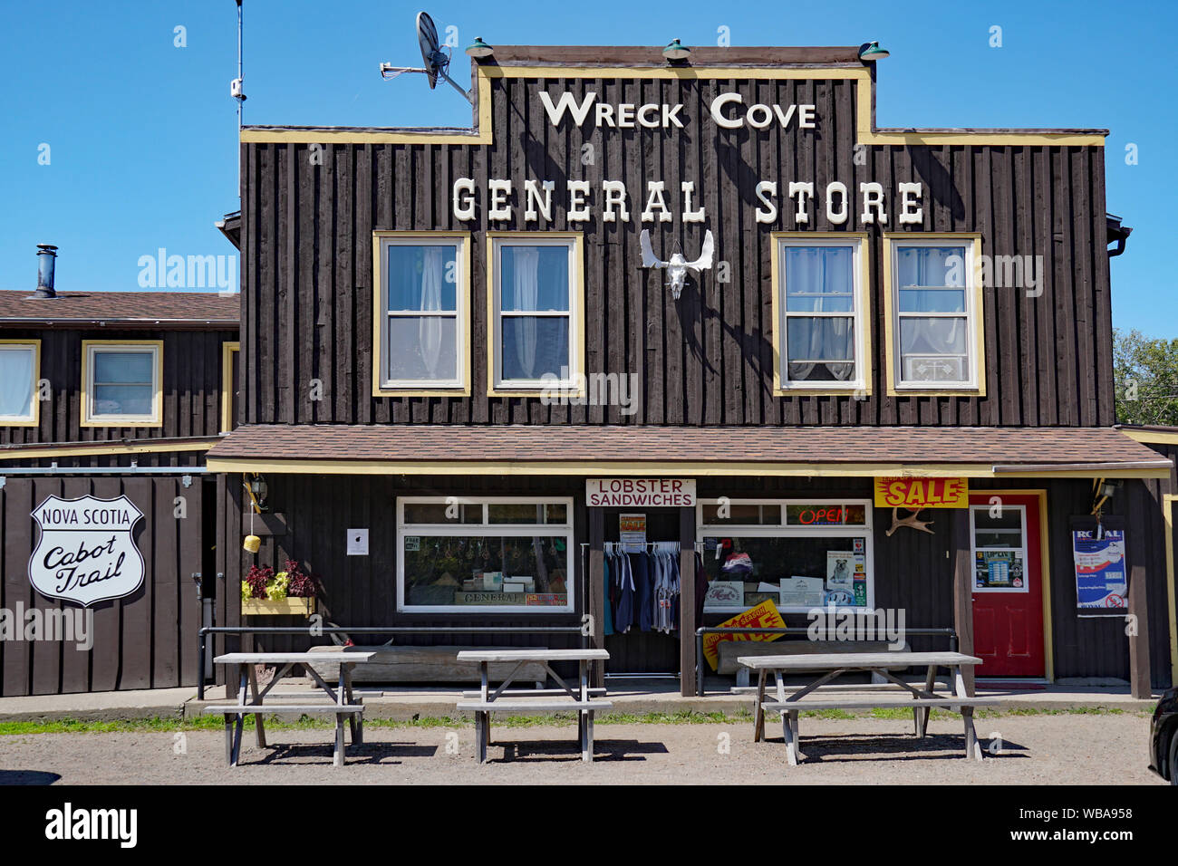 CAPE BRETON, KANADA - AUGUST 2019: Eine altmodische General Store auf der malerischen Cabot Trail Route, um Cape Breton Island geht. Stockfoto