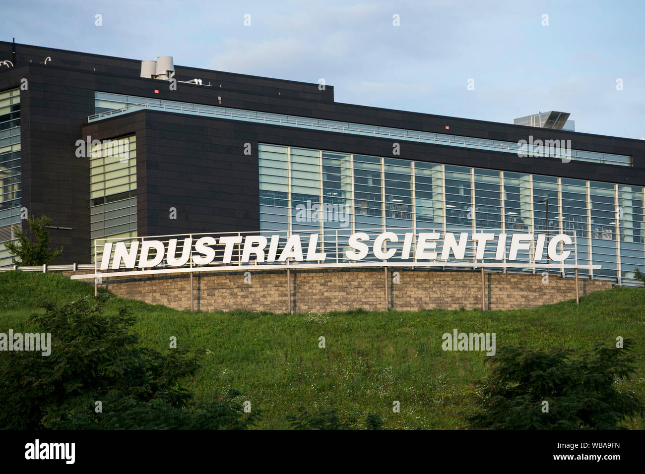 Ein logo Zeichen außerhalb des Hauptquartiers der Industrial Scientific Corporation in Pittsburgh, Pennsylvania am 10. August 2019. Stockfoto