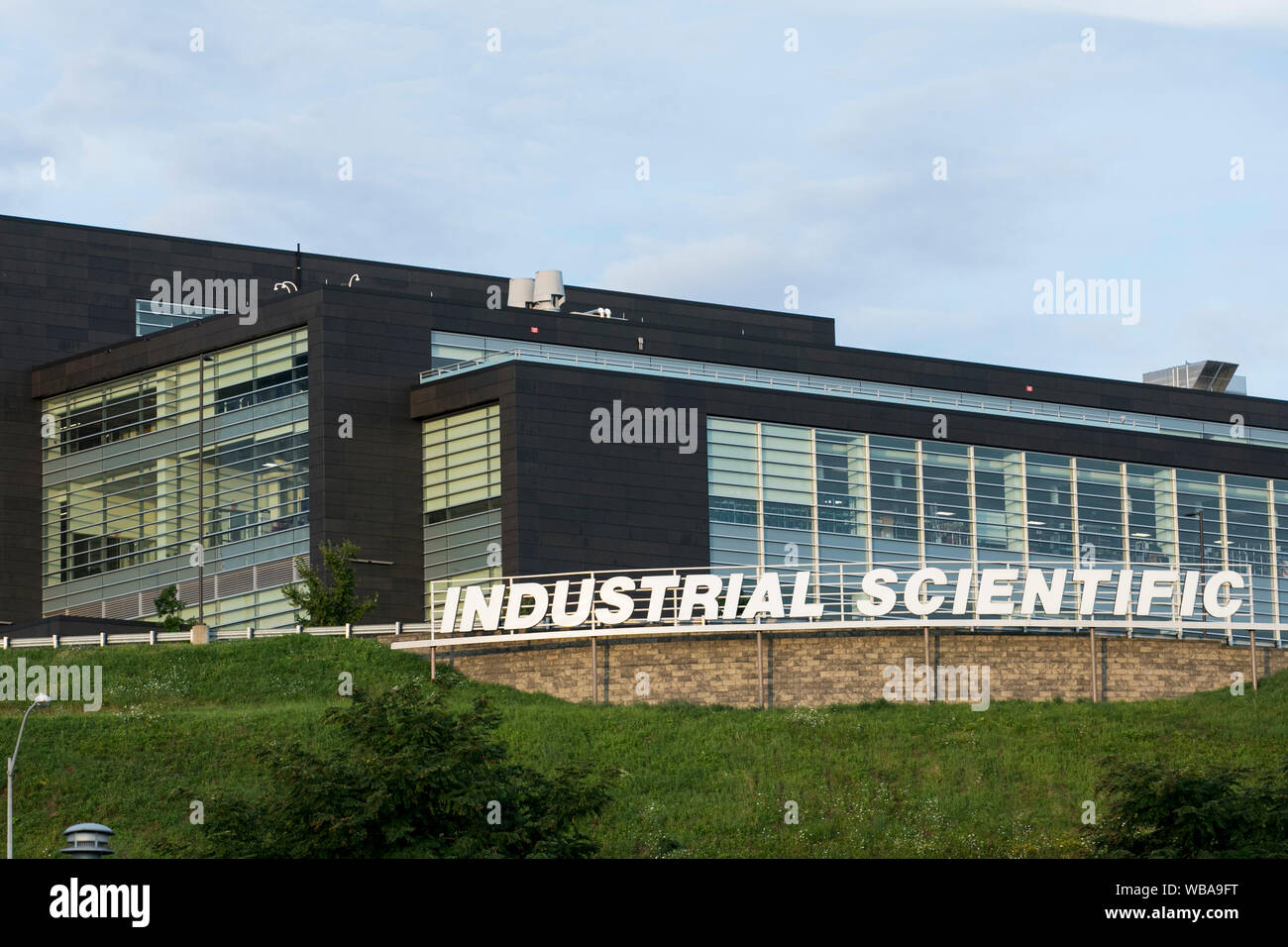 Ein logo Zeichen außerhalb des Hauptquartiers der Industrial Scientific Corporation in Pittsburgh, Pennsylvania am 10. August 2019. Stockfoto