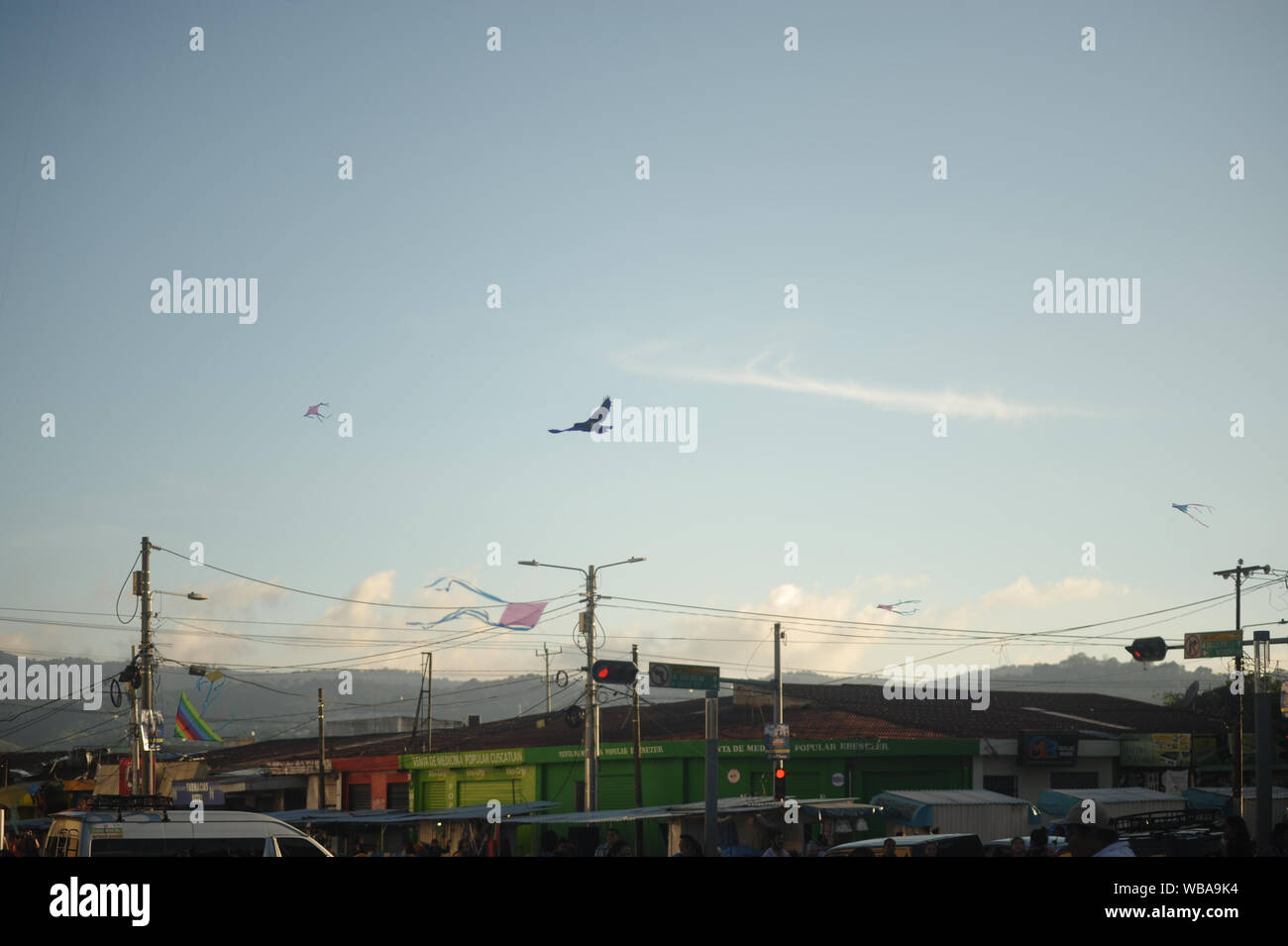 San Salvador, El Salvador. 26 Aug, 2019. Salvadorianer fliegen Drachen an der Gerardo Barrios Plaza in der Innenstadt von San Salvador (Credit Bild: © camilo FreedmanZUMA Draht) Stockfoto