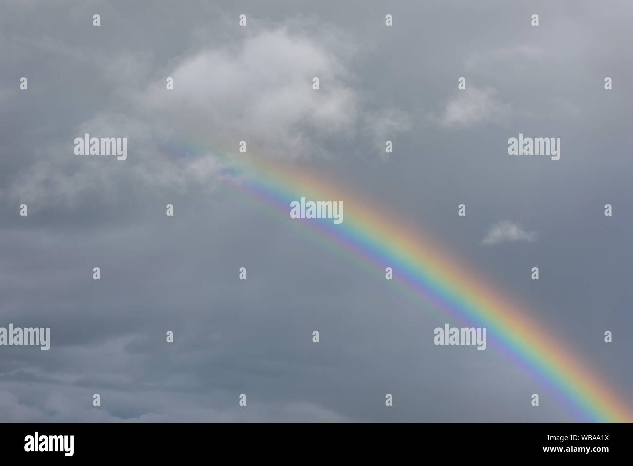 Bunte Himmel Hintergrund mit hellen Regenbogen auf dem Hintergrund einer stürmischen Himmel mit Wolken Stockfoto