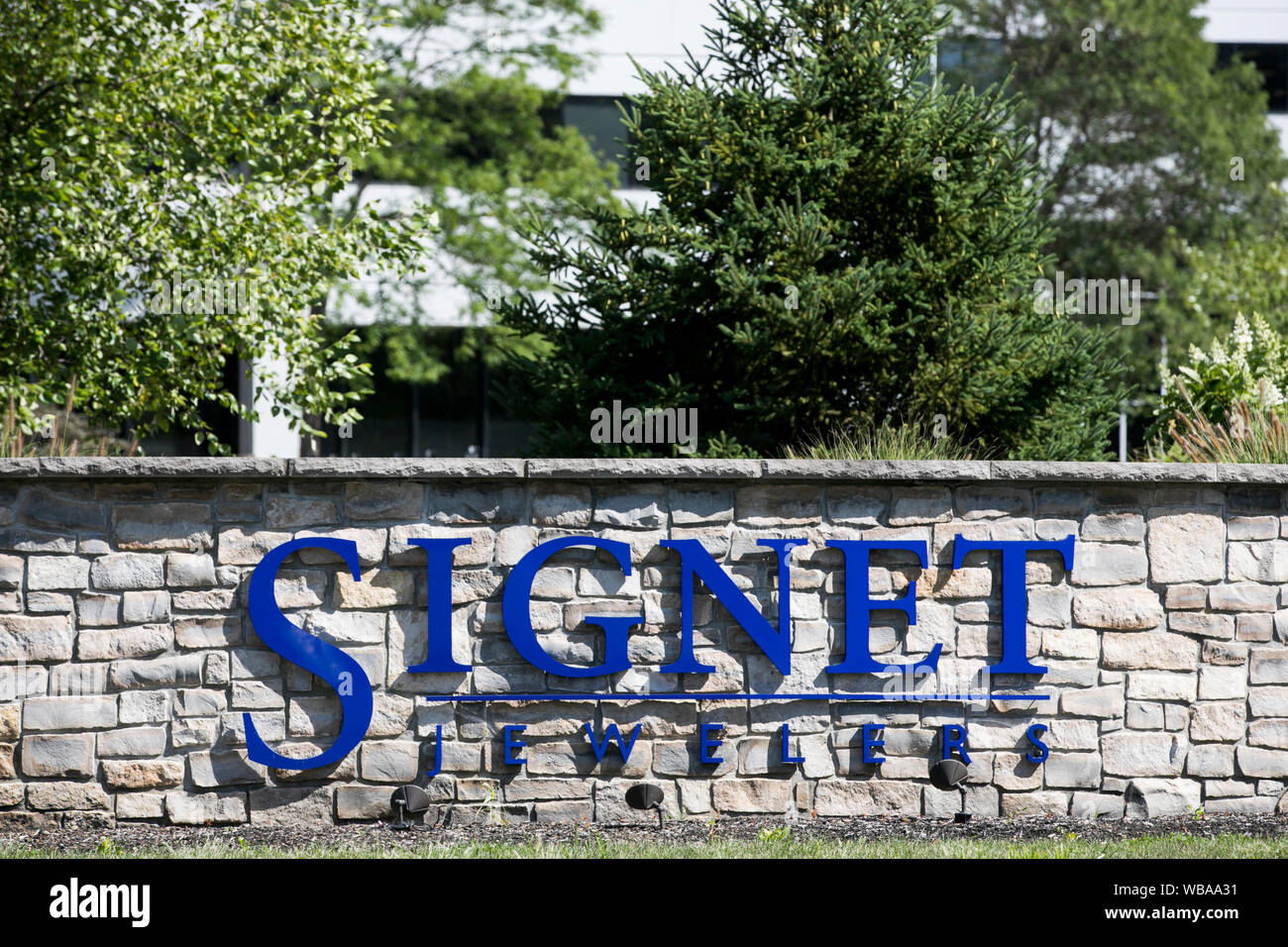Ein logo Zeichen außerhalb des Hauptsitzes der Signet Juweliere in Akron, Ohio am 10 August, 2019. Stockfoto