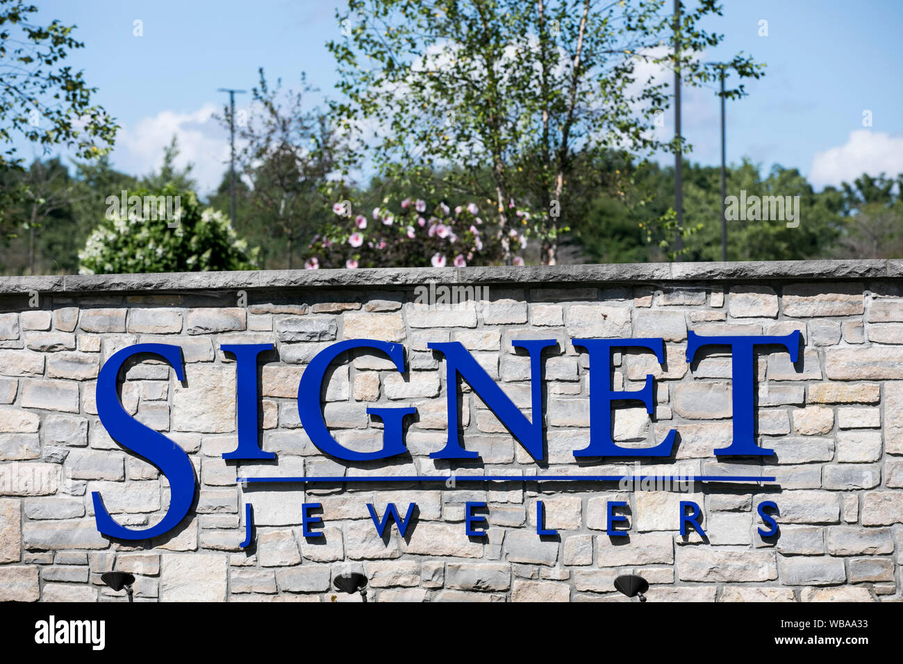 Ein logo Zeichen außerhalb des Hauptsitzes der Signet Juweliere in Akron, Ohio am 10 August, 2019. Stockfoto