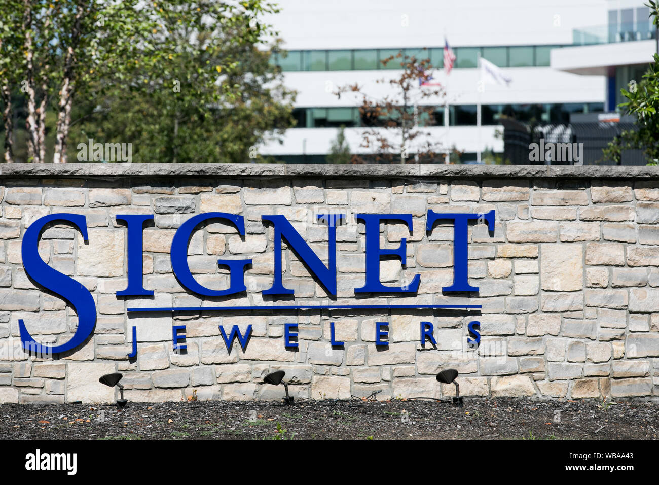 Ein logo Zeichen außerhalb des Hauptsitzes der Signet Juweliere in Akron, Ohio am 10 August, 2019. Stockfoto