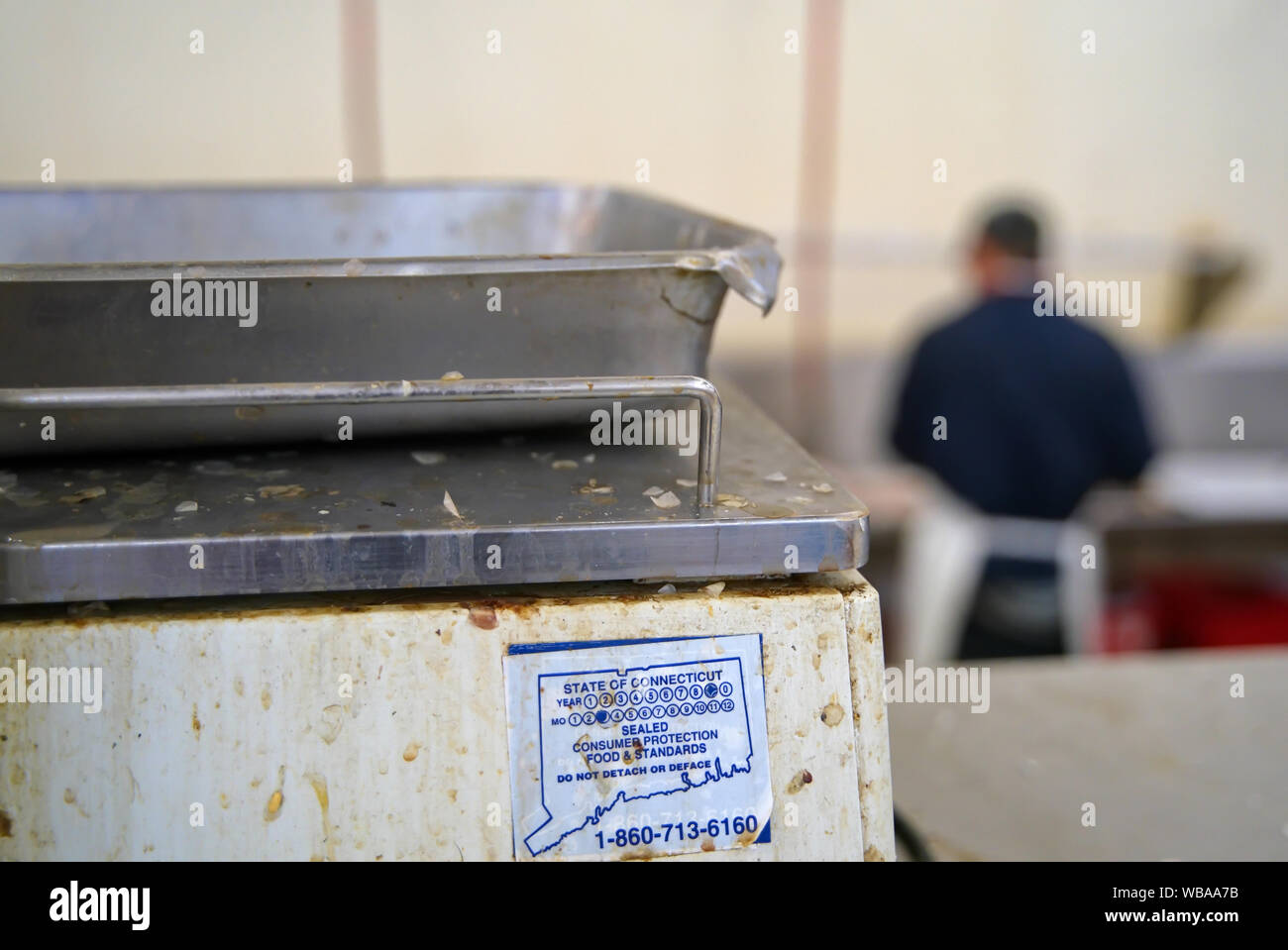 Middletown, CT USA. Jun 2019. Seafood Market Waage mit Sicherheit und Compliance Aufkleber von Staat Verbraucher prtection Agentur. Stockfoto