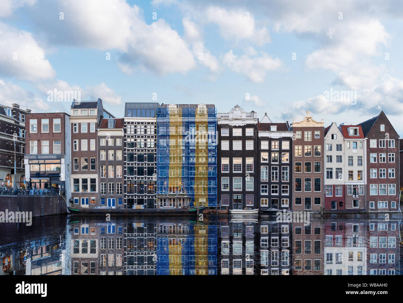Amsterdam alten Gebäuden mit Canal im Sommer. Wahrzeichen und Reiseziel in Niederlande Stockfoto