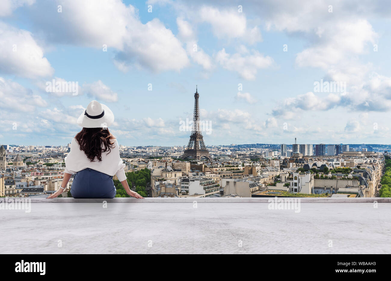 Junge reisende Frau in weißen Hut am Eiffelturm suchen, Wahrzeichen und Reiseziel in Paris, Frankreich Stockfoto