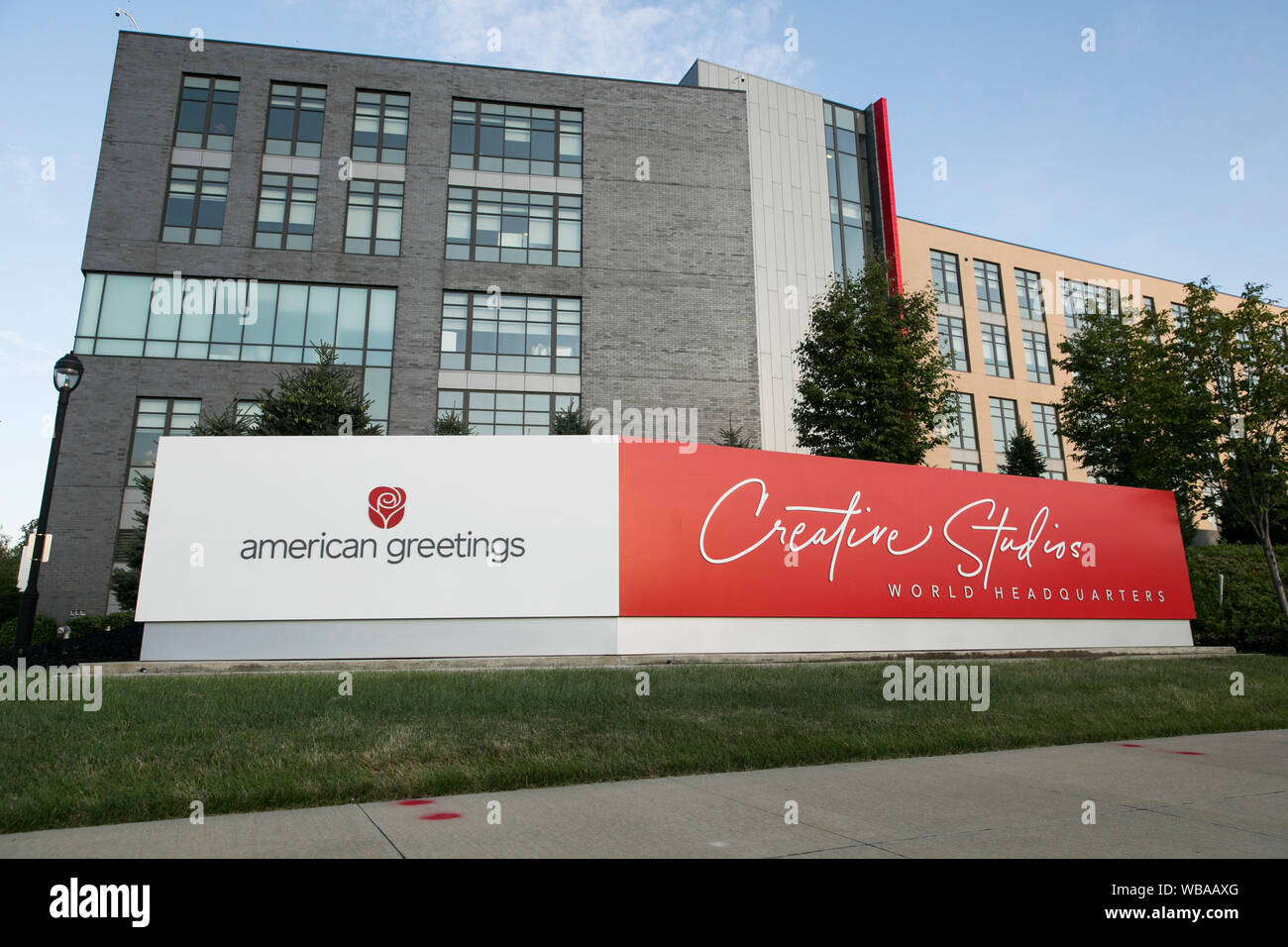 Ein logo Zeichen außerhalb des Hauptquartiers der American Greetings Corporation in Westlake, Ohio am 11. August 2019. Stockfoto
