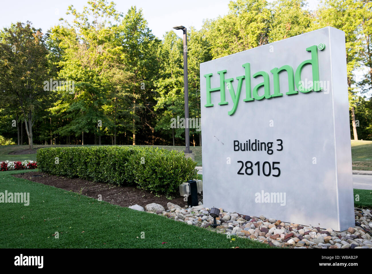 Ein logo Zeichen außerhalb des Hauptquartiers von Hyland Software in Westlake, Ohio am 11. August 2019. Stockfoto