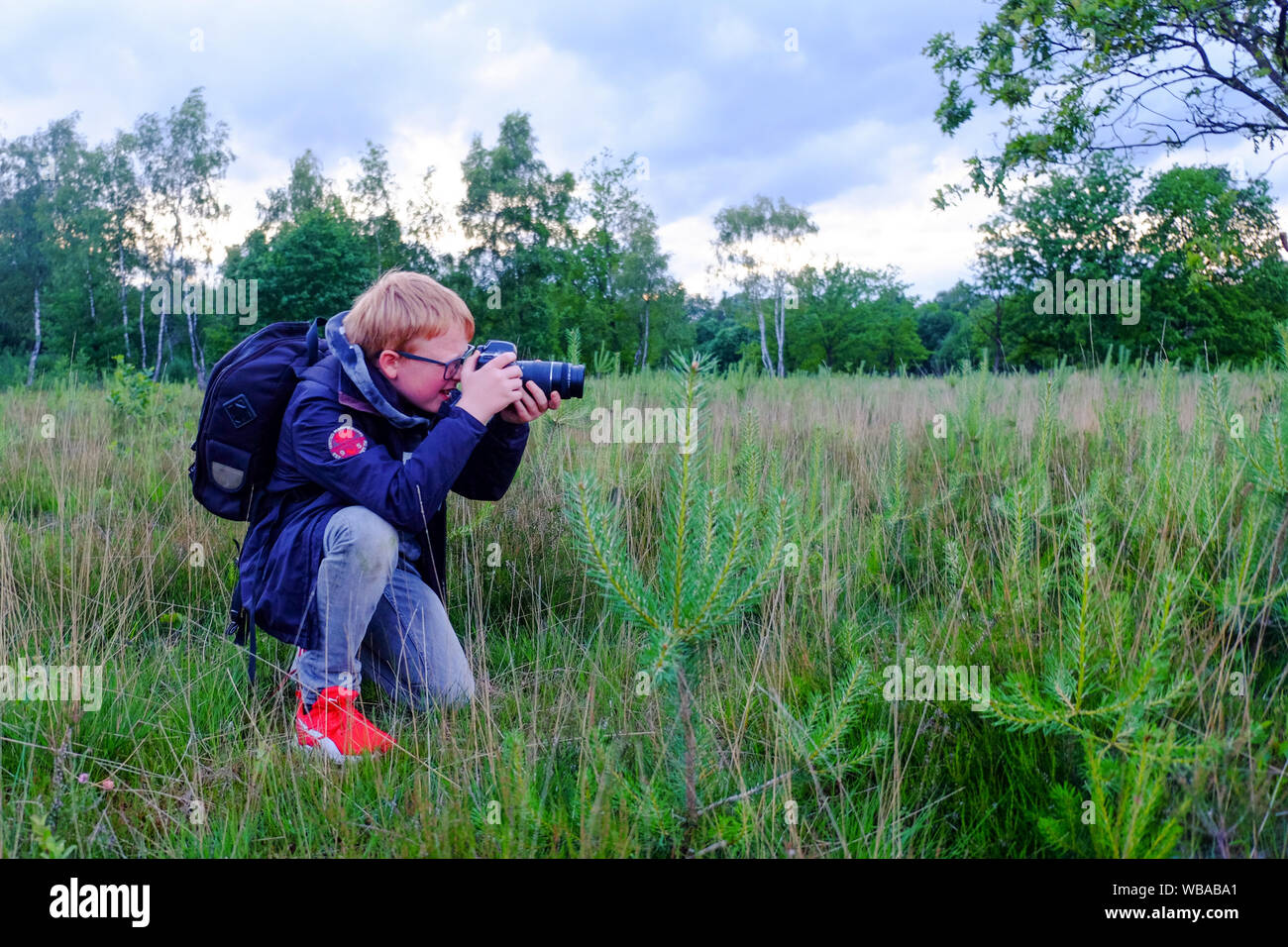 Junge Fotografen in das Feld "Öffnen" Natur Fotos im Freien mit einer DSLR-Kamera Stockfoto