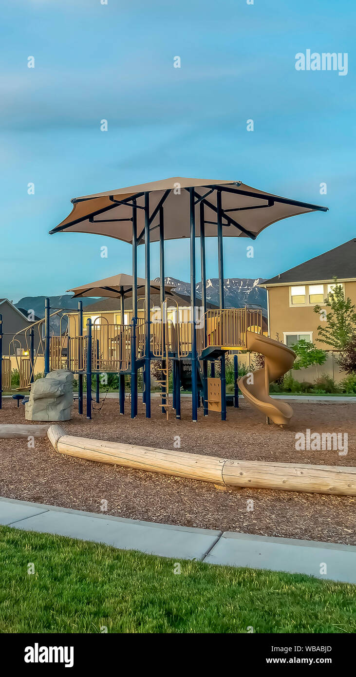 Vertikale Nachbarschaft Park mit Bänken und Weg um einen Kinderspielplatz Stockfoto