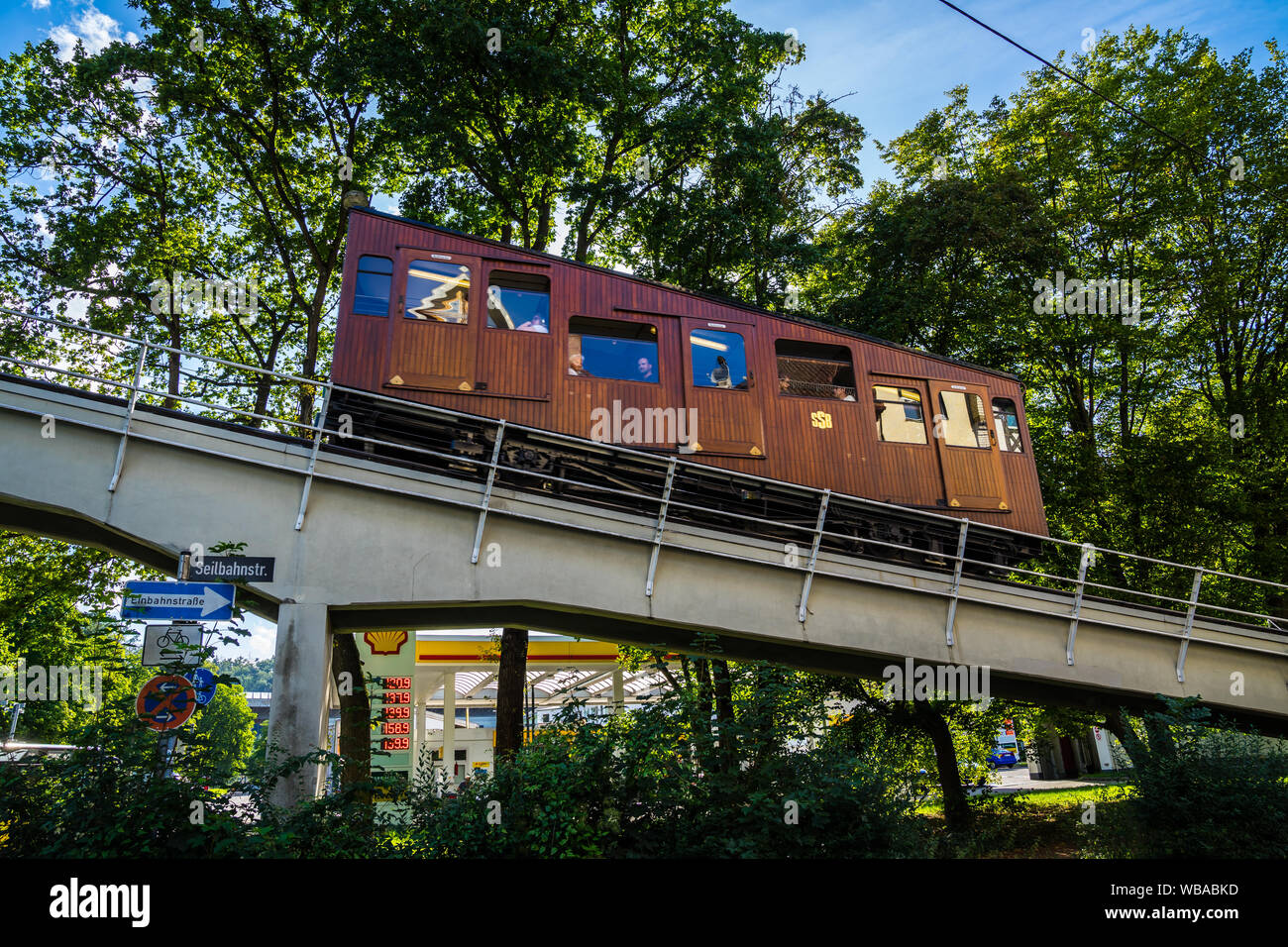 Stuttgart, Deutschland, 16. August 2019, Alten braun Holz- Seilbahn von Ssb, einer Standseilbahn auf der Fahrt von suedheimer Platz durch gr Heslach Stockfoto