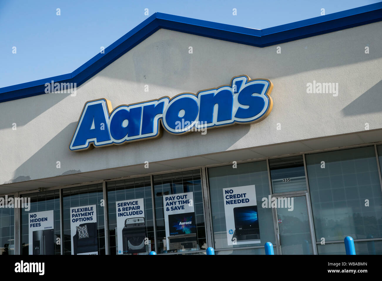 Ein logo Zeichen außerhalb eines Aarons, Inc., Store in Elyria, Ohio am 11. August 2019. Stockfoto