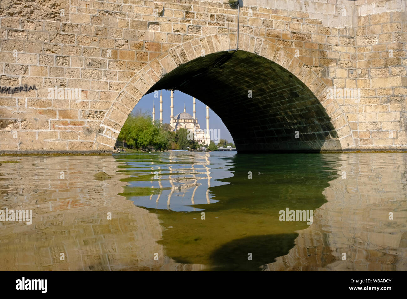 Als eines der wichtigsten Symbole der Stadt Adana, Taşköprü ist der wichtigste Zeuge in der Geschichte von Adana mit seiner Geschichte von zwei Jahren Stockfoto